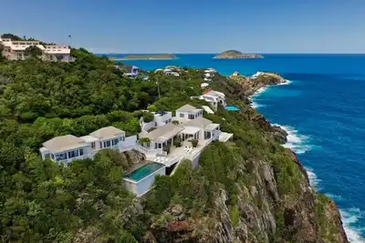 Image de Villa Santorini: Private 10, 000 Sf Peterborg / 5 bedrooms / Non-Toxic Villa