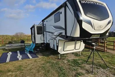 Image de Coastal Rv Stay – Montana High Country - Sleeps 4