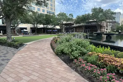 Image de Trendy, upscale apartment!