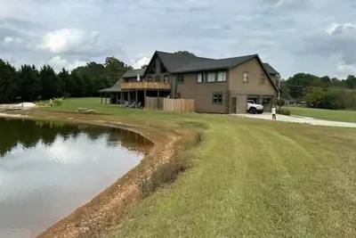 Image de Log Castle and a Spring Fed Lake