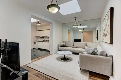 Image de Welcome to le Château Sherbrooke's SkyView Condo.