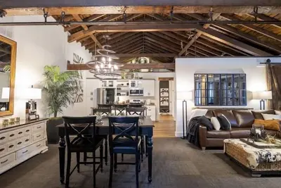 Image de Livery Loft: our other Best downtown location! Award winning! Come see why.