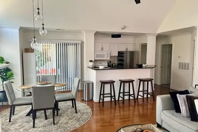 Image de Cozy~ Vaulted Ceilings~ Midtown~ Elizabeth Condo