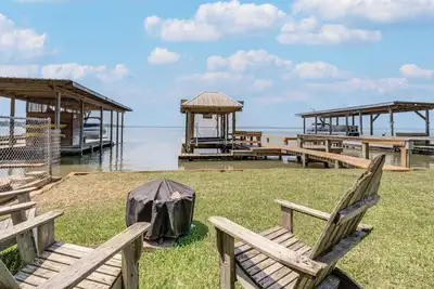 Image de Lakefront Livingston Retreat w/ Dock & Fire Pit!