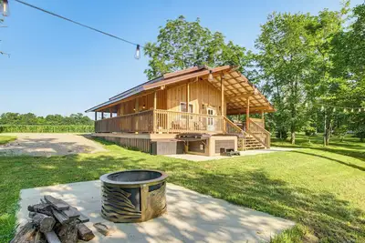 'Friends & Family' Rental Cabin w/ Hot Tub!