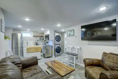 Image de 11th Street Chic EcoRetreat with Brookinen Sheets Private Entrance & Fenced Yard