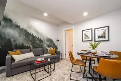 Image de New - Mountain Chic Escape - Whyte Ave - Netflix - Clean! \n