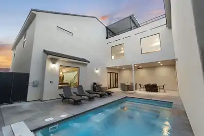 Image de Brand New Home! Roof Top Deck, Games for everyone, Private Pool