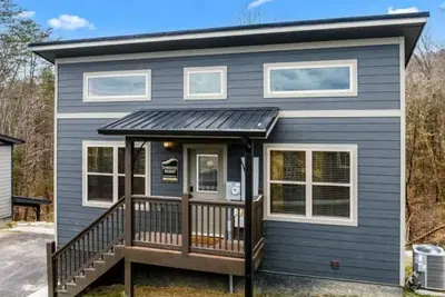 Image de New cabin nestled in the Smokies with private hot tub and game room