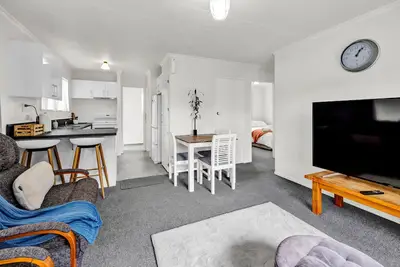 Image de New Plymouth Unit: City, Beach, Port & Rock Nearby