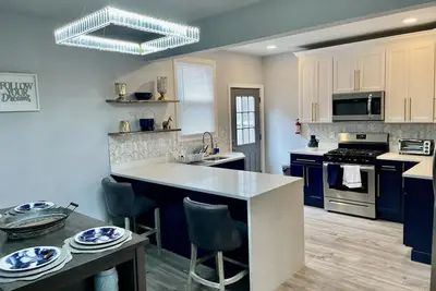 New Luxury 3 Bedroom Private House & Backyard