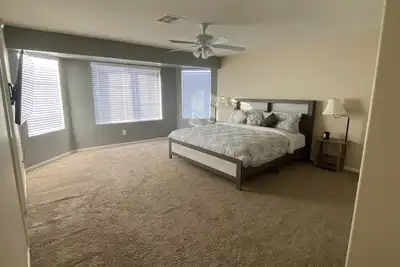 Image de 1 master bedroom with private bathroom