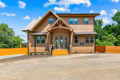 Image de Lake view home w/ 2 decks, hot tub, games, & theater + free attraction tickets