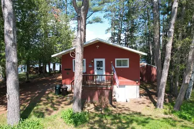 Image de Secluded Lakefront Cabin with Private Deck, Lake Views & Firepit - Dog-Friendly