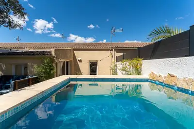 Image de Loft Des Cigales avec piscine privée et terrasse privée