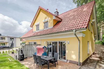 Dhh Kontraste - Ruhig Gelegene Doppelhaushälfte mit Sauna und Terrasse mit Strandkorb