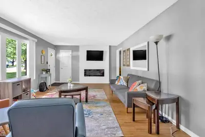 Image de Cozy Home with Fireplace Minutes from Grand Park\n\n