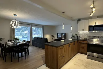 Image de Main Floor 3 bedroom, sleeps 5-6, family-friendly.