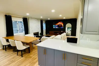 Image de Luxe 2, 300sqf+finished basement, 2 90\" TVs, Peloton bk, pool tbl, modern & open