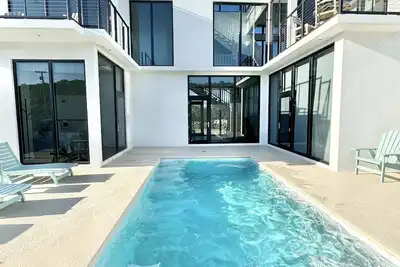 Image de Brand New- Steps to the Beach 🏝️- Heated 🔥 Pool & Slide 🛝 King Beds