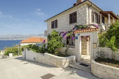 Image de Appartement d'une chambre avec la terrasse et la vue sur le mer Postira, Brac (A-22356-a)