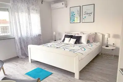 Image de Appartement de deux chambres avec le balcon et la vue sur le mer Krk (A-22395-b)