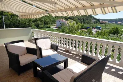 Image de Appartement de deux chambres avec la terrasse Palit, Rab (A-22562-b)