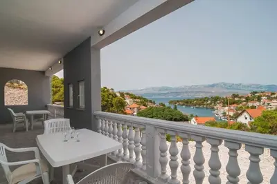 Image de Appartement d'une chambre avec la terrasse et la vue sur le mer Splitska, Brac (A-21974-b)