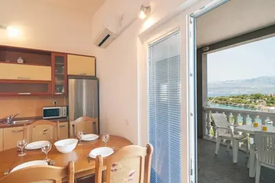 Image de Appartement d'une chambre avec la terrasse et la vue sur le mer Splitska, Brac (A-21974-d)