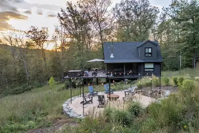 Image de Dreamtime Hillside Cabin w/ hot tub, fire pit, expansive deck