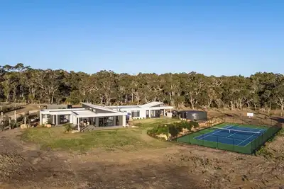 Image de Hendon House A Sprawling Family Estate