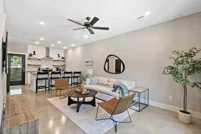 Image de Urban Destination Downtown Bryan Tx 2br 1. 5Bath