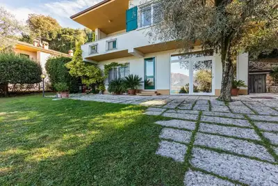 Une villa de luxe pour 10 personnes près du lac de Binaco