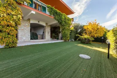 Image de Confortable villa avec piscine privée, jardin, balcon, près du lac de Garde