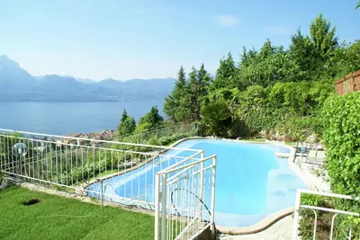 Charmante villa à Torri del Benaco avec piscine clôturée