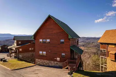Image de Breezy Ridge by Beyond Expectations: Cabin w/ Hot Tub, Game Room & Mountain View