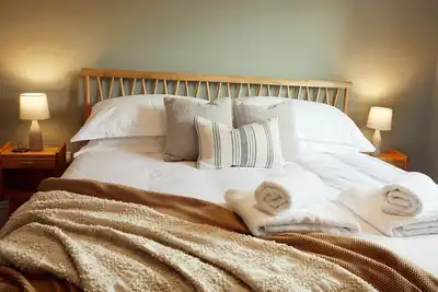 Image de Welcome to Falcon’s End, where luxury meets coastal charm