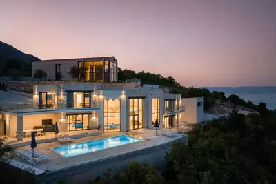 Image de Luxury modern villa with scenic view