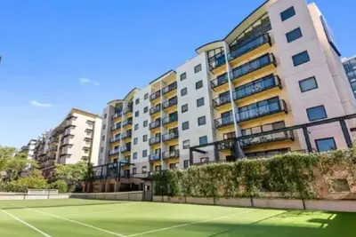 Image de Lovely one bedroom city apartment with pool, free parking, gym, walk to the city