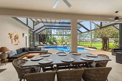 Image de Superior Luxury 5br/3ba Golf Course Villa South Facing Private Pool & Spa