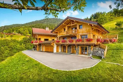 Image de Chalet de luxe avec piscine et jacuzzi