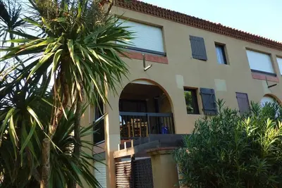 Image de 305-1 Très joli appartement au milieu des Arbres  avec piscine dans la résidence