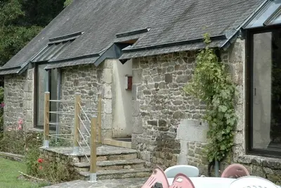 Image de Longère bretonne sur bord de rivière