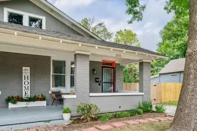 Image de Overton Square Pet-Friendly Large Yard Pool Table