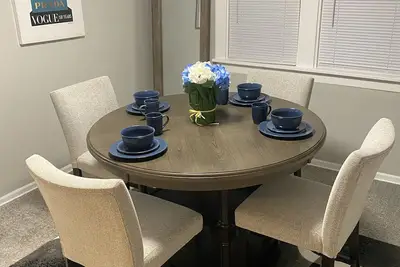 Image de Stay near family or close to downtown, this loft in Beverly has it all!