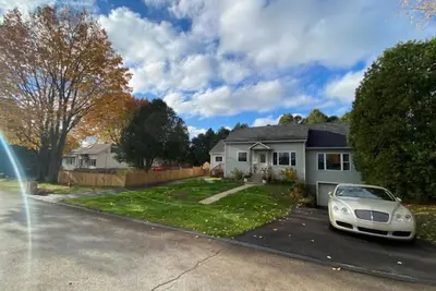 Image de Cheerful home on large lot near lake and Montreal