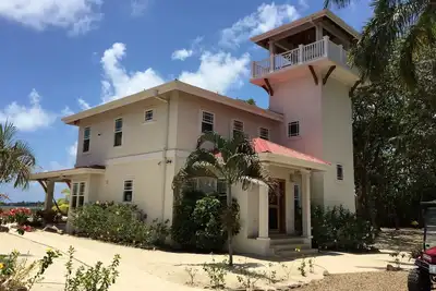 Image de Walk to Village Beach Front Modern Home with Pool and Privacy