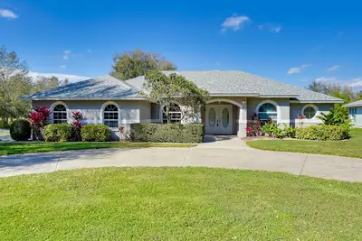 Walk to Lake: Home w/ Screened Porch in Sebring!