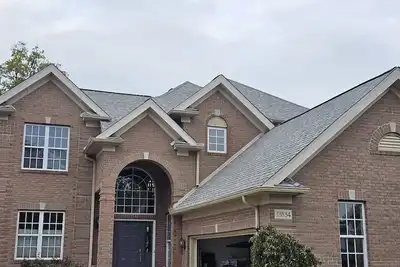 Image de Avon Lake, Avon golf course home, 1, 000 s. f. open outdoor deck on course lake