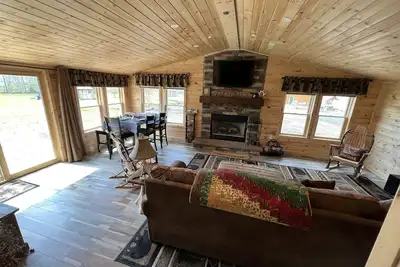 Image de Cozy cabin with 165ft private beach - on The Great Sacandaga Lake.